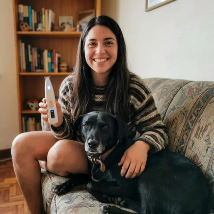 Cliente usando producto para mascotas